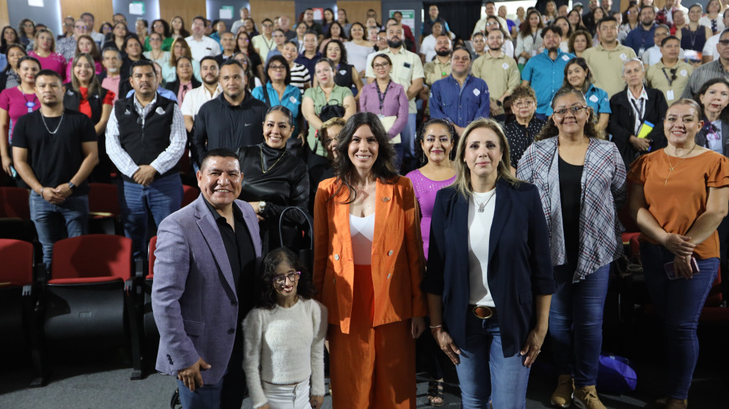 Foto oficial con autoridades y asistentes